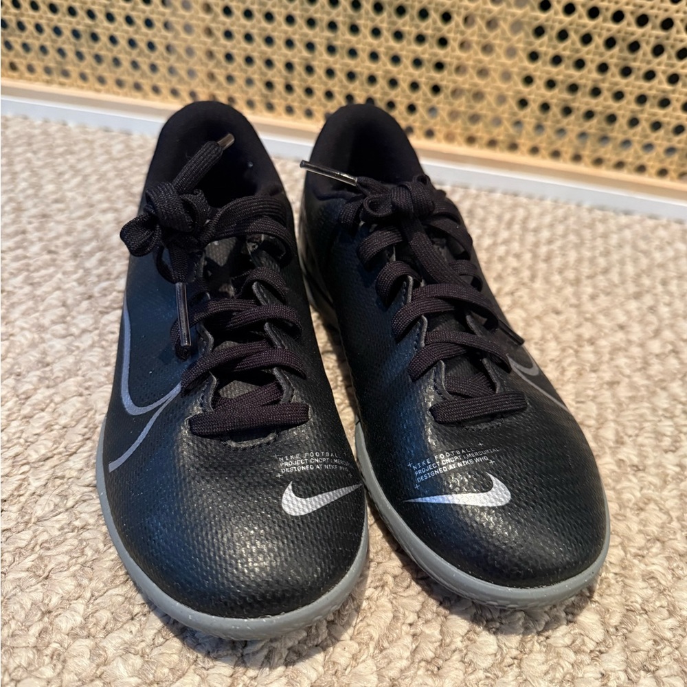 Nike Youth Mercurial Vapor 13 Academy Indoor soccer Shoes